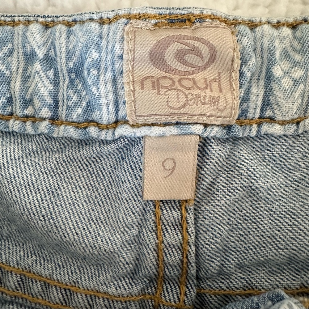 Rip Curl Frayed Hem Light Wash Jean Shorts Size 9 Summer 🔥 - Picture 5 of 6